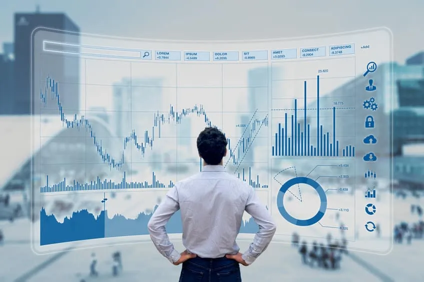 Une personne utilise une tablette pour explorer les stratégies de trading les plus courantes.