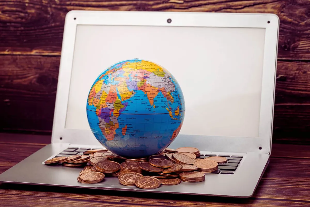 Une personne comptant de l'argent dans une main tout en regardant une carte du monde, illustrant des moyens de gagner de l'argent pendant un voyage.