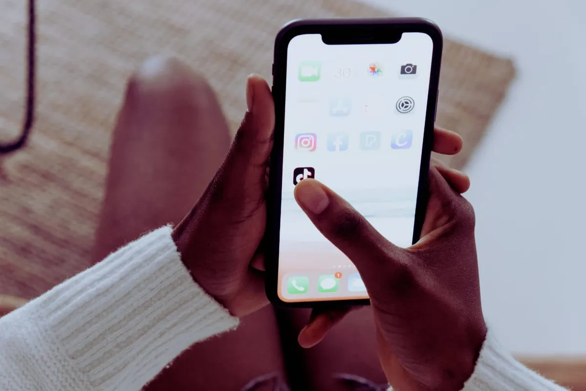 Image illustrant les différentes façons de gagner de l'argent grâce à TikTok : promotion de produits, partenariats avec des marques, publicité intégrée et offres de parrainage.