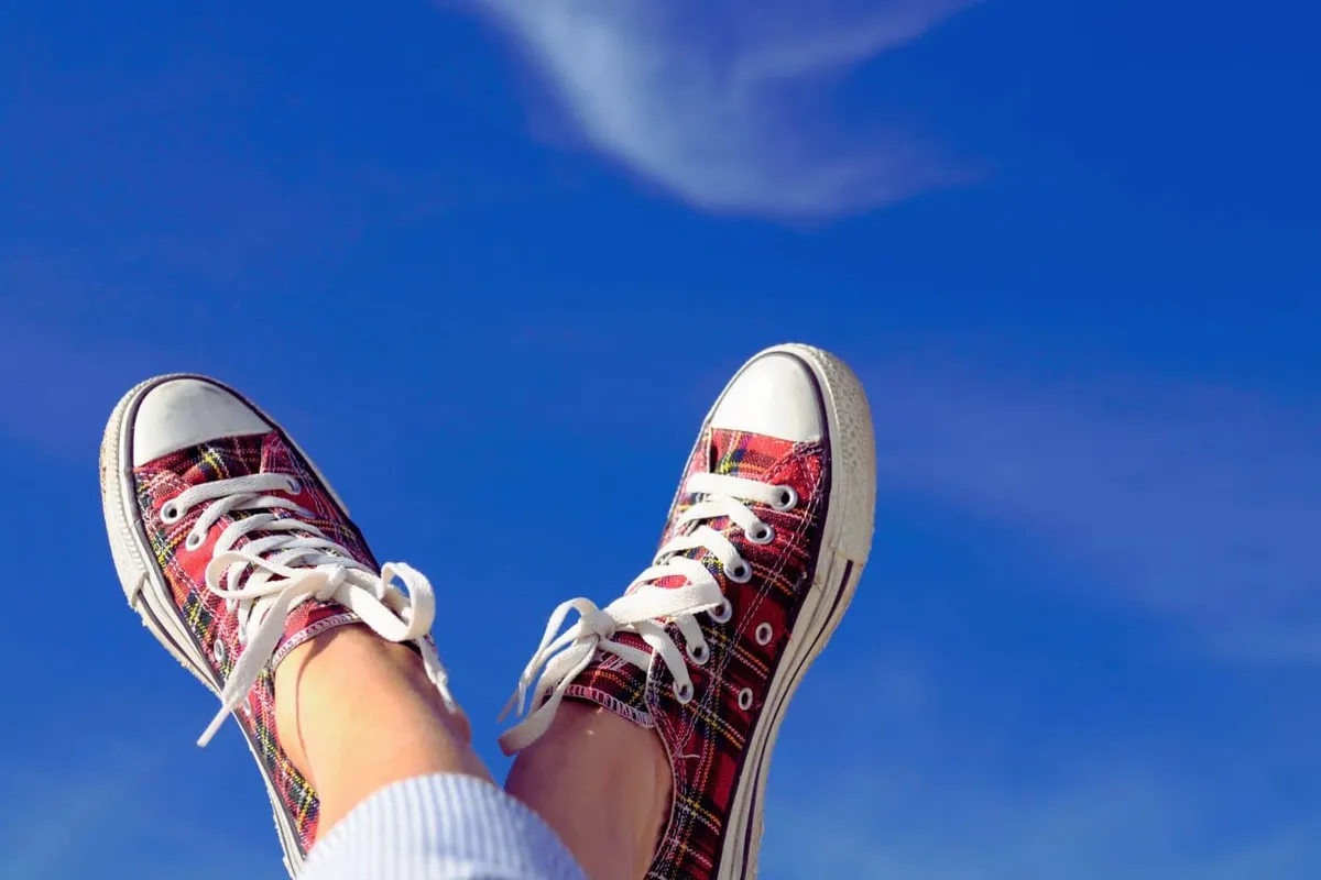Une image montrant une collection de photos artistiques mettant en valeur des pieds féminins dans différents poses et contextes, prêtes à être vendues en ligne sur les meilleures applications et sites spécialisés dans le domaine.