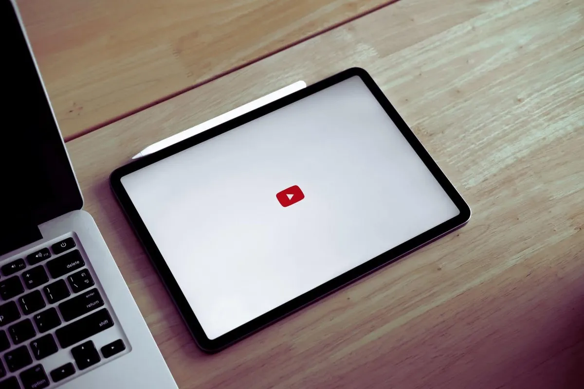 Une vue aérienne du siège de YouTube, symbole de l'évolution remarquable de la plateforme au sein des géants de la technologie.