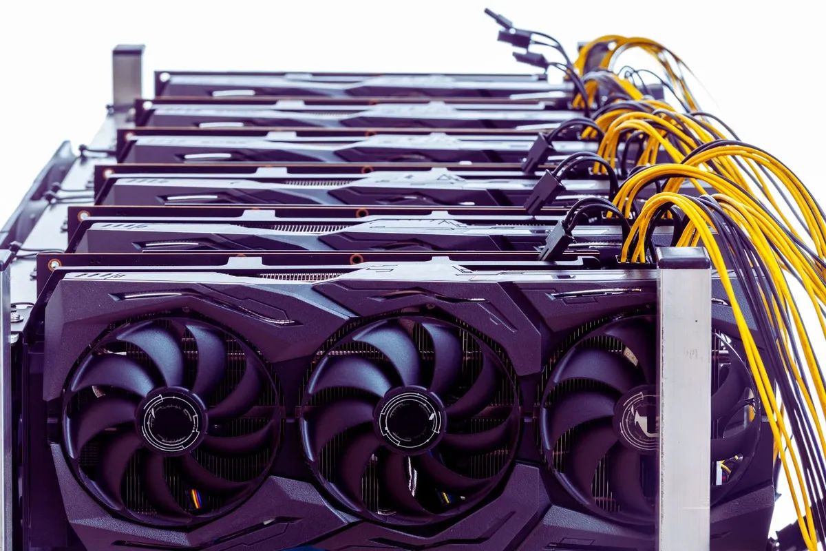 Une illustration représentant un ordinateur puissant en train de miner des cryptomonnaies, avec des graphiques et des chiffres en arrière-plan.