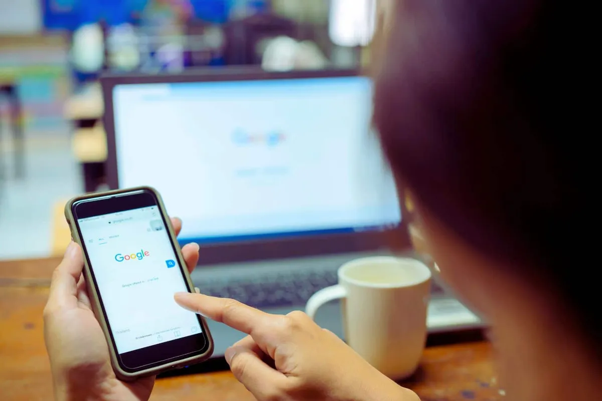 Découvrez Google Gravity, un outil interactif et éducatif qui vous plonge dans un monde gravitationnel fascinant. Interagissez avec les éléments en les faisant tomber, rebondir et flotter dans cet environnement ludique. Explorez les lois de la physique tout en vous amusant avec Google Gravity !