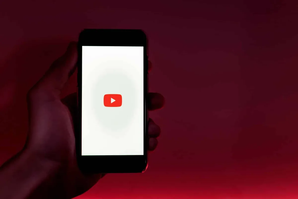 Une personne utilisant un ordinateur portable pour créer et partager du contenu sur YouTube, illustrant le succès sur la plateforme à partir de zéro.