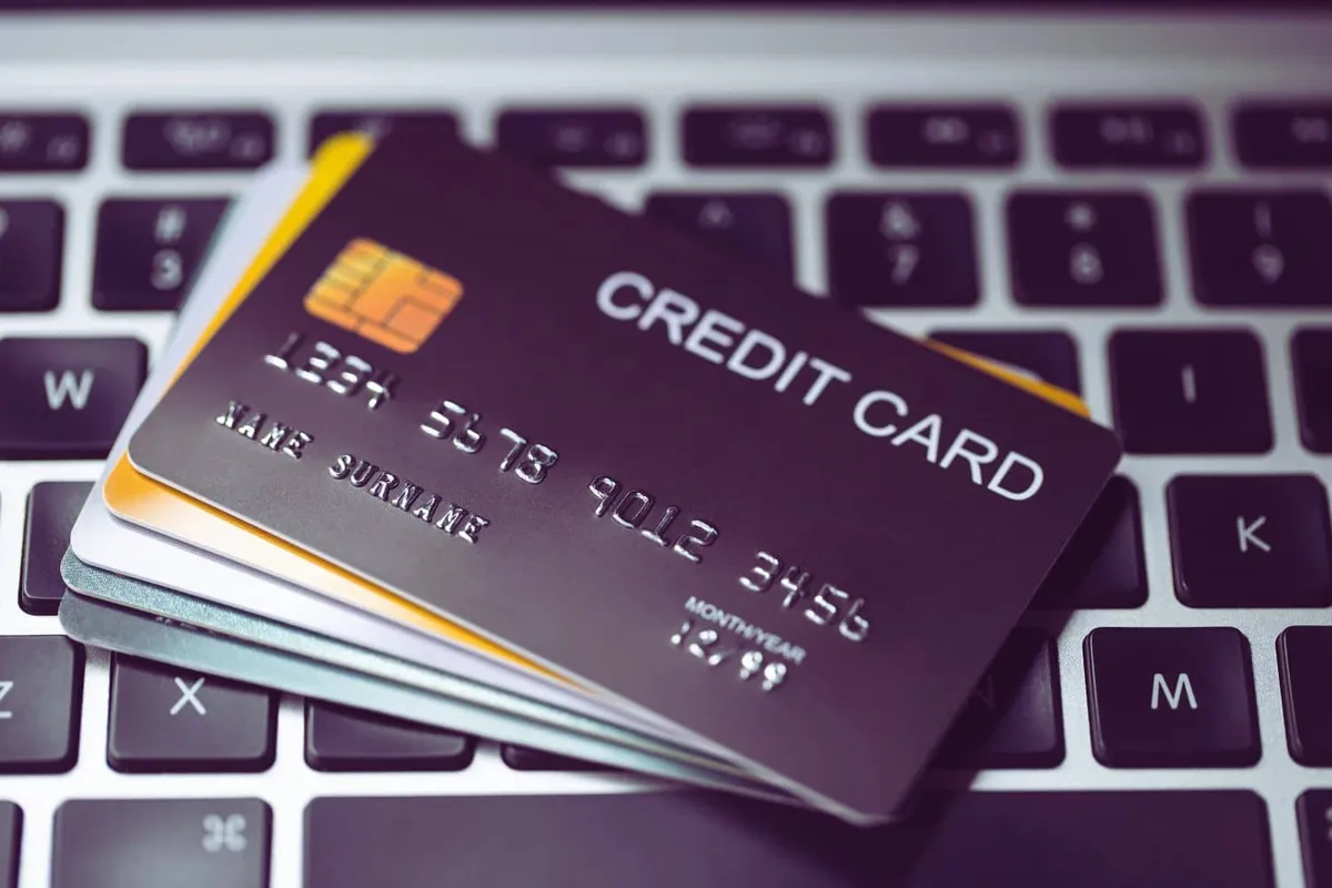 Une femme utilise une application mobile pour accéder aux services bancaires de la Caisse Régionale de Crédit Agricole Charente-Maritime et Deux-Sèvres, illustrant ainsi la facilité d'accès aux services bancaires offerts par la banque.