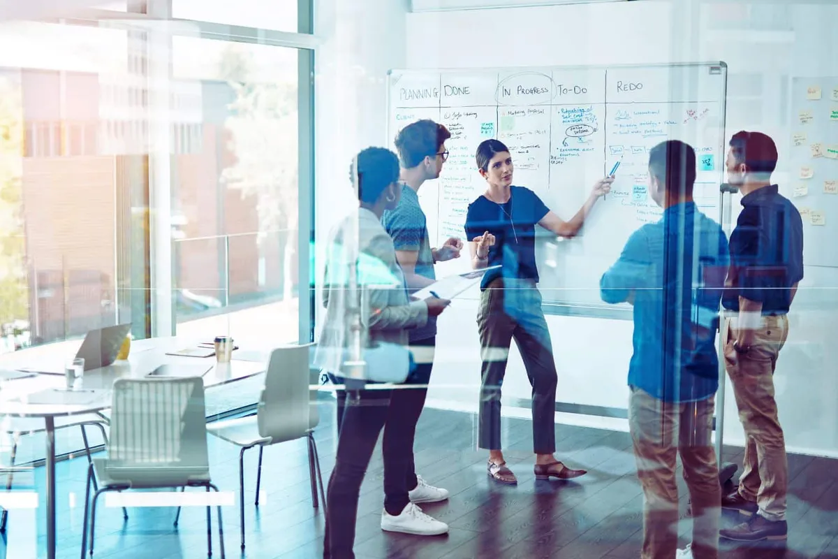 Une équipe de professionnels discute des implications de l'expression au sein de votre entreprise lors d'une réunion de travail.