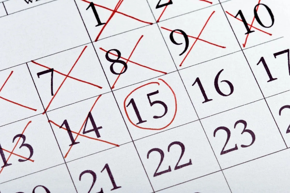 Une personne travaillant sur un ordinateur portable, regardant un calendrier avec des dates butoires clairement marquées, illustrant la gestion efficace des échéances.
