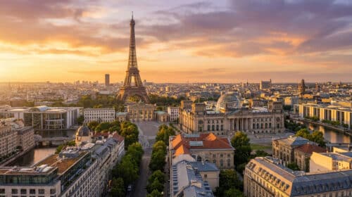 Vue panoramique imaginaire fusionnant la tour Eiffel de Paris et la porte de Brandebourg de Berlin au coucher du soleil.